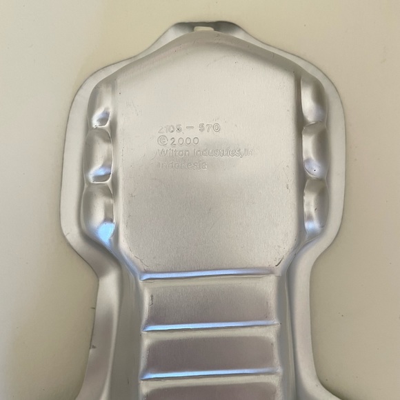Wilton Guitar Cake Pan - 2000 - Like New 🎸 - Picture 8 of 9